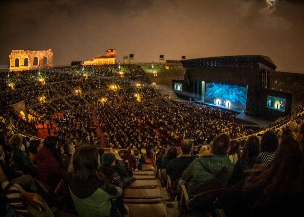 Arena di Verona durante uno spettacolo serale